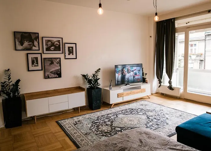 Bright 120m 2br Balconies Near Castle Apartamento