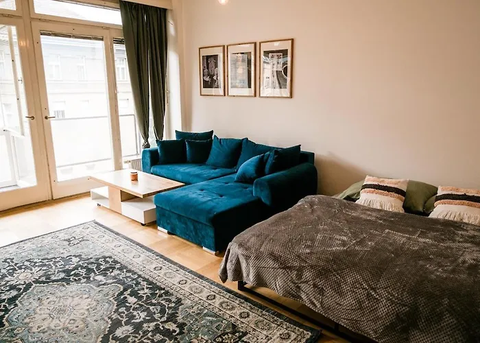 Bright 120m 2br Balconies Near Castle Apartamento