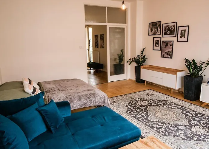 Bright 120m 2br Balconies Near Castle Praga