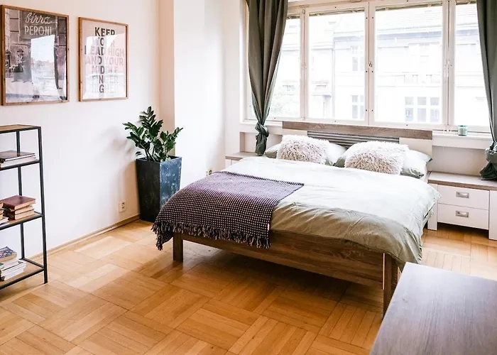Bright 120m 2br Balconies Near Castle Apartamento *