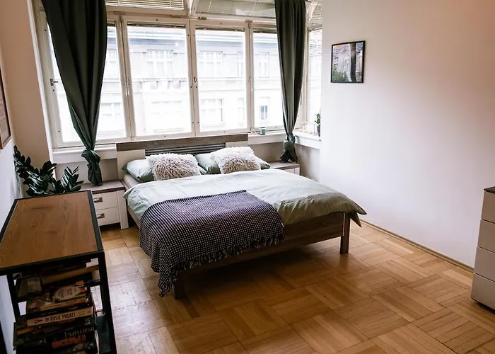 Bright 120m 2br Balconies Near Castle Apartamento Praga