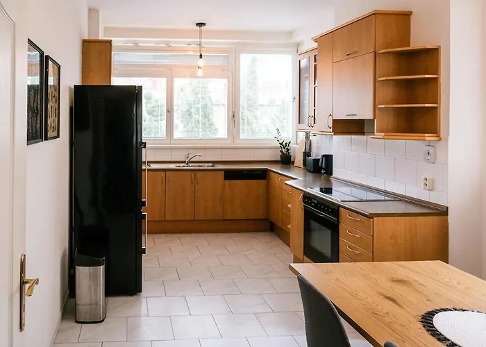 Bright 120m 2br Balconies Near Castle Apartamento Praga