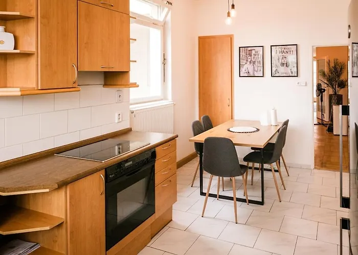 Bright 120m 2br Balconies Near Castle