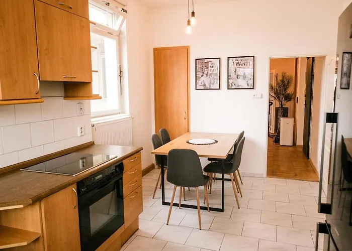 Bright 120m 2br Balconies Near Castle