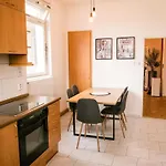 Bright 120m 2br Balconies Near Castle