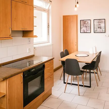 Bright 120m 2br Balconies Near Castle