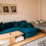 Bright 120m 2br Balconies Near Castle