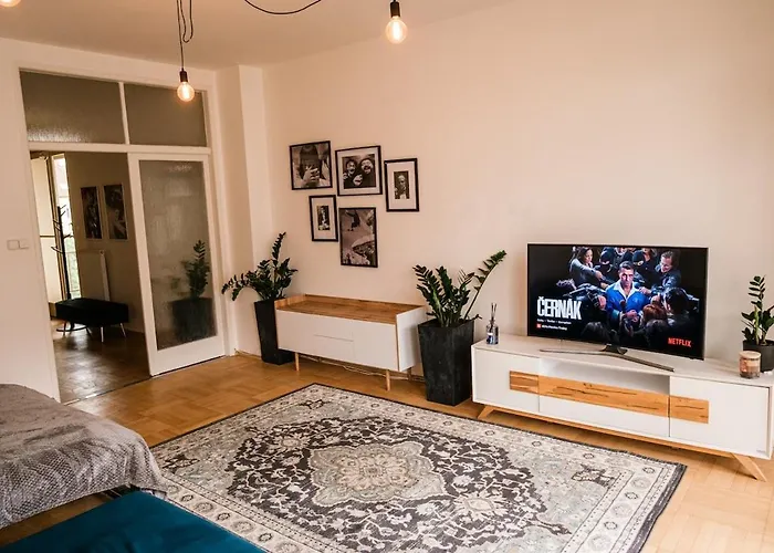 Bright 120m 2br Balconies Near Castle *