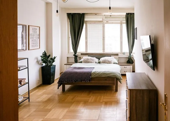 Bright 120m 2br Balconies Near Castle *