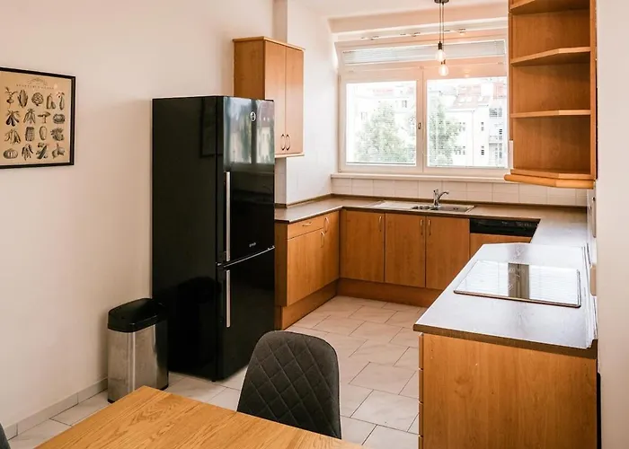 Bright 120m 2br Balconies Near Castle *