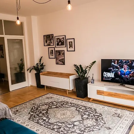 Bright 120m 2br Balconies Near Castle *