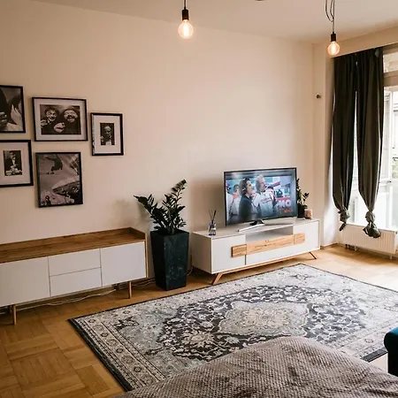 Bright 120m 2br Balconies Near Castle Apartman
