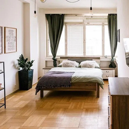 Bright 120m 2br Balconies Near Castle *