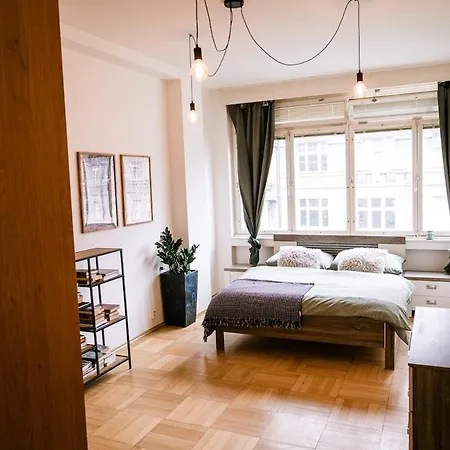 Bright 120m 2br Balconies Near Castle *