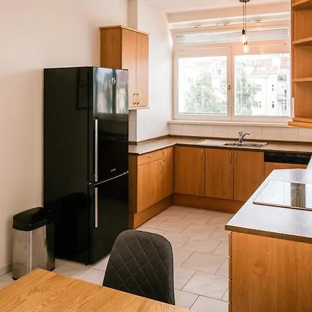 Bright 120m 2br Balconies Near Castle *