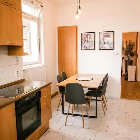Bright 120m 2br Balconies Near Castle