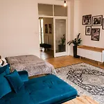 Bright 120m 2br Balconies Near Castle Prague